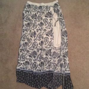 Beige skirt with navy design